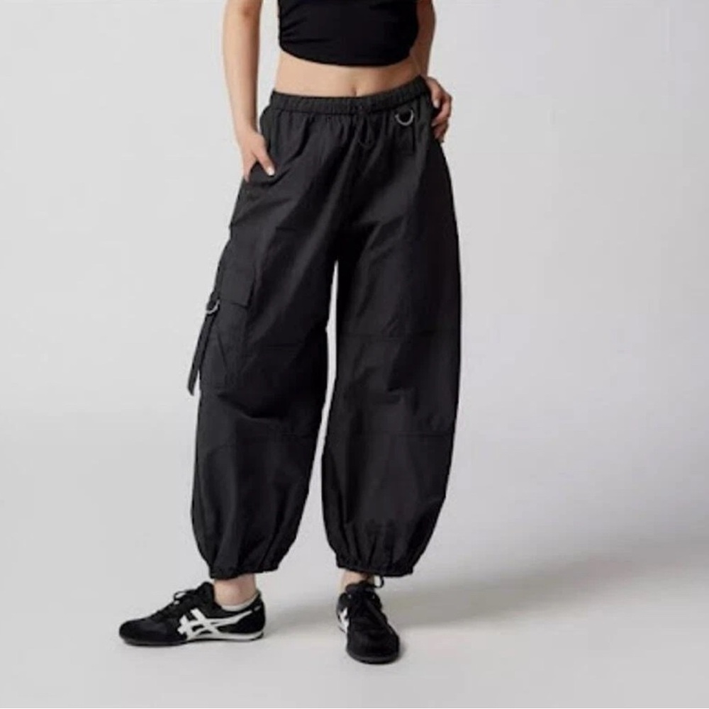 Urban Outfitters Black Balloon Cargo Pants Size: Small